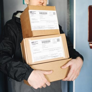 快递包裹与送货员 Delivery packages and delivery man.