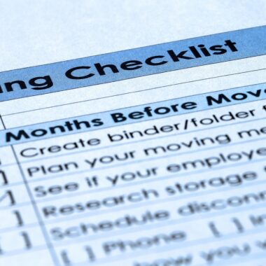 办公室工作人员打勾清单 Checklist with check boxes.