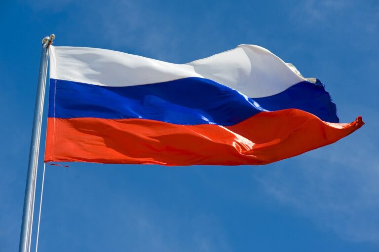 俄罗斯国旗飘扬 Russian state flag waving.