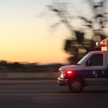 紧急救护车 Ambulance Emergency 救护车在黄昏的城市街道疾驰 Ambulance racing down city street at dusk.
