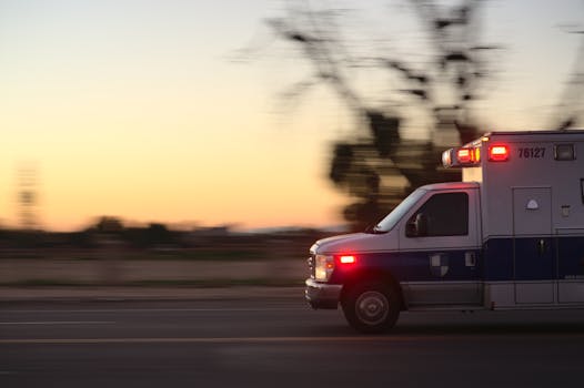 紧急救护车 Ambulance Emergency 救护车在黄昏的城市街道疾驰 Ambulance racing down city street at dusk.