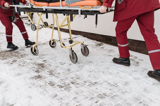 雪地急救 Snow Emergency 两名护理人员在雪地中推担架 Two paramedics moving stretcher on snow.