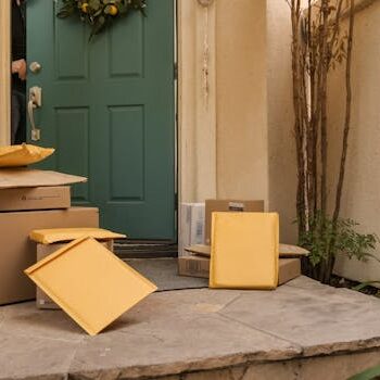 快递包裹 Delivery Packages 青色前门门廊上堆叠的多个快递包裹 Multiple packages on teal front door porch.
